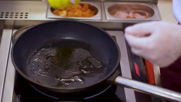 Kocken lagar de soliga ägg i en kastrull med olivolja. — Stockvideo
