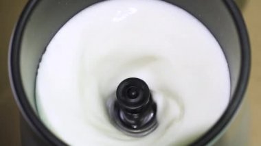 Kahve için köpüğe kırbaç, ısıtma sütü, ev yapımı elektrikli köpük. Yavaş çekim