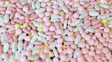 Pembe yeşil, sarı, çok renkli haplar antibiyotikler ve haplar yakın plan taşınır.