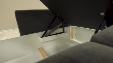 Bir sandık dolusu köşeli siyah renkli kanepe güzelce açılıyor.