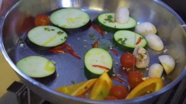 Kabak, kırmızı biber, sarı tatlı biber şampiyonları metal bir kasede yatıyor..