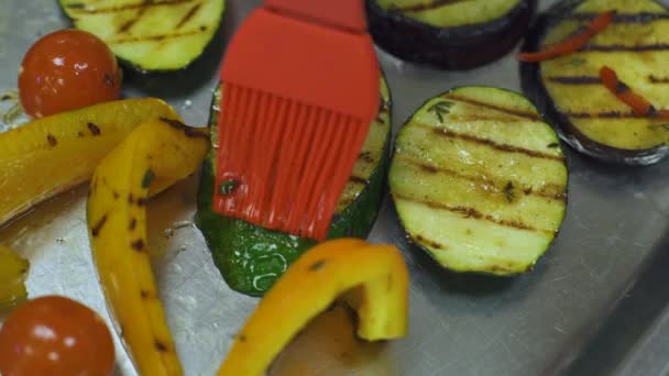 Овощи на гриле. Цуккини сладкий перец, помидоры черри . — стоковое видео