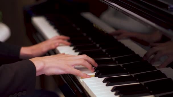 Giovane caucasico suona la composizione classica su un pianoforte in un ristorante di hotel di lusso . — Video Stock