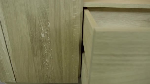 Ascetisch grijze planken uit de kist met planken vlot sluiten de een na de ander. — Stockvideo