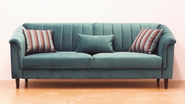 Türkiz bársony kanapé dekoratív puha csíkos párnákkal