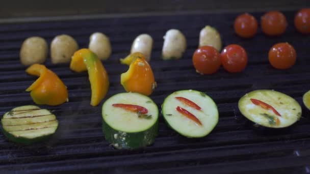 Champinjoner körsbärstomater paprika zucchini och varm chilipeppar grillad. — Stockvideo