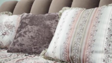 Dostça malzemelerden yapılmış dekoratif yastıklar güzel bir kanepede düzgünce yatıyor.