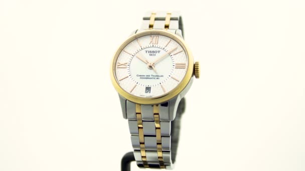 瑞士勒罗克，2020年1月15日- Tissot女士手表不锈钢外壳，PVD镀金白色钟表表盘，金属手镯，瑞士石英机械手表隔离，瑞士制造 — 图库视频影像