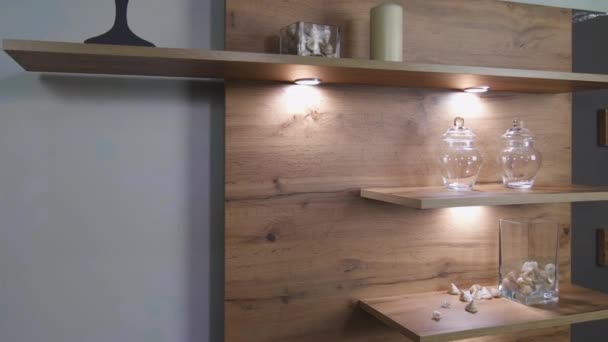 Interior minimalista de la sala de estar. Estantes de madera con jarrón decorativo y conchas — Vídeos de Stock