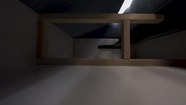 Ruim en licht houten beddengoed compartiment in de bank opent soepel — Stockvideo