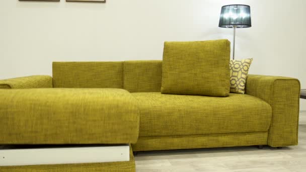 Светло-желтый угловой диван с шикарной стильной желтой обивкой — стоковое видео