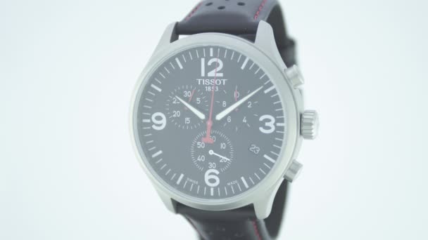 Le Locle, Švýcarsko 15.01.2020 - Tissot pánské hodinky nerezové pouzdro, kožený řemínek, švýcarské křemenné mechanické hodinky izolované, švýcarská výroba — Stock video