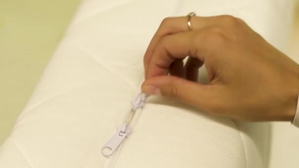 La mano femminile bianca slaccia una copertura di cuscino ortopedica ha fatto materiali amichevoli — Video Stock