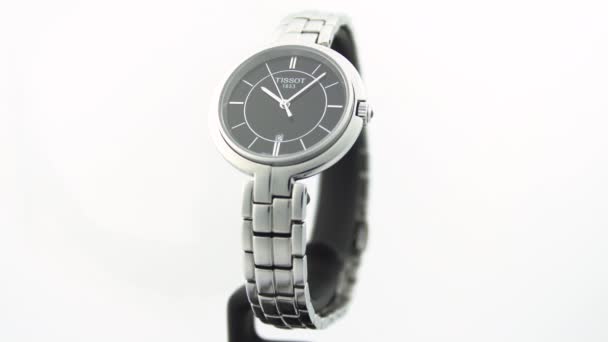 Le Locle, Szwajcaria 15.01.2020 - Tissot woman watch stainless steel case, black clock face dial, metalowa bransoletka, szwajcarski kwarcowy zegarek mechaniczny izolowany, szwajcarska produkcja — Wideo stockowe