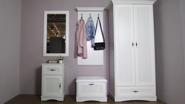 Camarim branco acolhedor com roupeiro, cabides para outerwear e um espelho — Vídeo de Stock