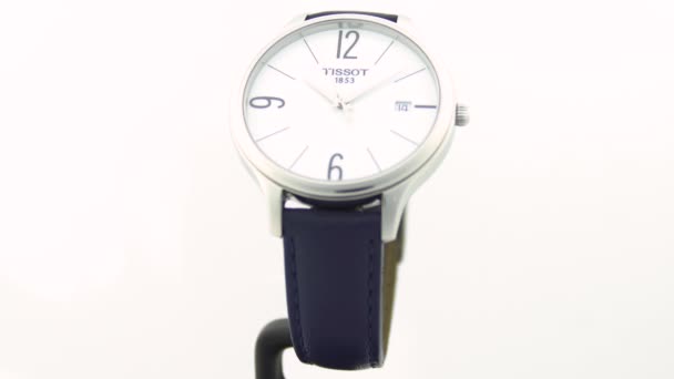 ル・ロックル、スイス15.01.2020 -スイスの時計の女性は、ステンレススチールケース、ホワイトクロックフェイスダイヤル、レザーストラップ、スイスのクォーツ機械式時計を隔離し、スイス製の製造を見て — ストック動画