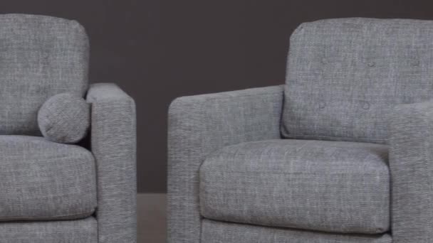 Grå soffa med eleganta kuddar klädseldesigner. — Stockvideo