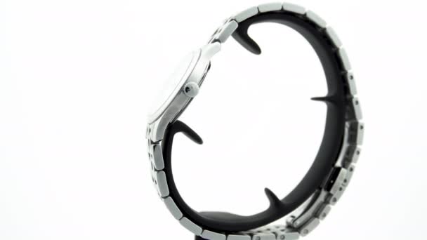 Le Locle, Zwitserland 15.01.2020 - Tissot vrouw horloge roestvrij stalen kast, witte wijzerplaat, metalen armband, Zwitsers kwarts mechanisch horloge geïsoleerd, Zwitsers gemaakt vervaardiging — Stockvideo