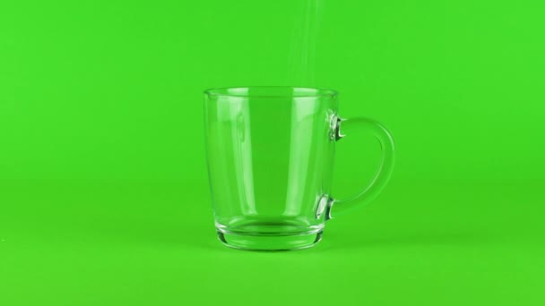 Nalijte cukr hrnek sklo tlusté spodní zelené kontrastní pozadí. Koncept — Stock video