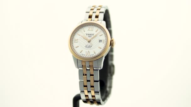 Le Locle, Suiza 15.01.2020 - Tissot mujer reloj caja de acero inoxidable, PVD oro revestimiento esfera esfera blanca reloj, pulsera de metal, cuarzo suizo reloj mecánico aislado, fabricación suiza — Vídeos de Stock