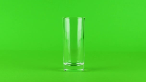 Pour sugar highball glass thick bottom green contrasting background. Concept — Stock Video