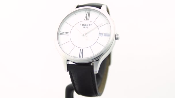 Le Locle, Suíça 15.01.2020 - Tissot homem caixa de relógio de aço inoxidável, mostrador branco cara de relógio, pulseira de couro, relógio mecânico de quartzo suíço isolado, suíço fabricado — Vídeo de Stock