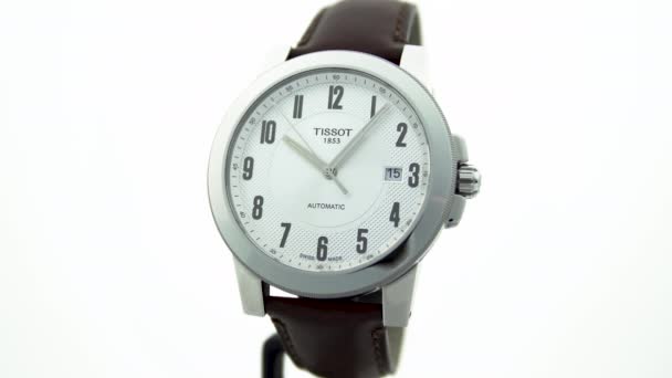 Le Locle, Švýcarsko 15.01.2020 - Tissot pánské hodinky nerezové pouzdro, kožený řemínek, švýcarské křemenné mechanické hodinky izolované, švýcarská výroba — Stock video