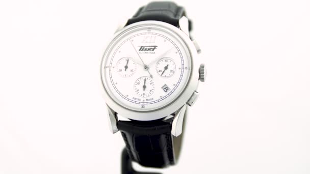 Le Locle, Szwajcaria 15.01.2020 - Tissot man watch stainless steel case, white clock face dial, skórzany pasek, szwajcarski kwarcowy zegarek mechaniczny izolowany, szwajcarska produkcja — Wideo stockowe
