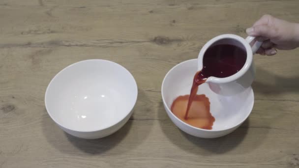 계란을 염색하기 위해 그릇에 천연 식용 염료를 넣는다. 간단 한 부활절 색감 개념 — 비디오