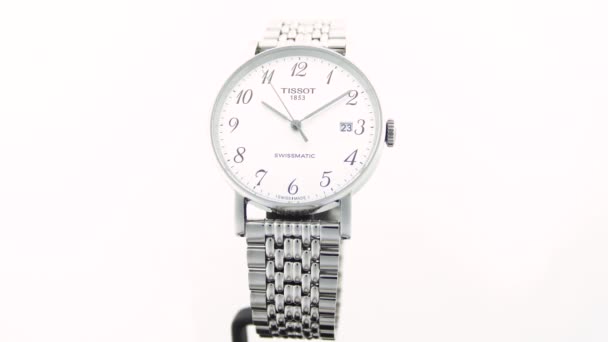 Le Locle, Ελβετία 15.01.2020 - γυναικείο ρολόι Tissot από ανοξείδωτο χάλυβα περίπτωση, λευκό ρολόι με καντράν, μεταλλικό βραχιόλι, ελβετικό χαλαζία μηχανικό ρολόι απομονωμένο, ελβετική κατασκευή — Αρχείο Βίντεο