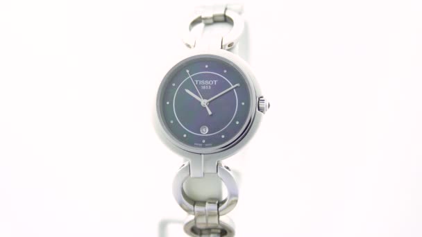 Le Locle, Suiza 15.01.2020 - Tissot mujer reloj caja de acero inoxidable, pulsera de metal, reloj mecánico de cuarzo suizo aislado, fabricación suiza — Vídeos de Stock