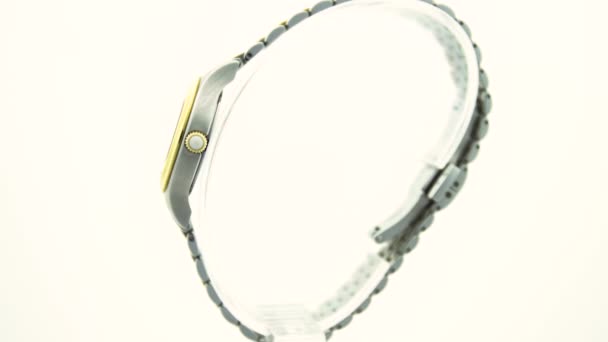 Le Locle, İsviçre 15.01.2020 - Tissot kadını paslanmaz çelik çanta, altın PVD kaplama beyaz saat yüz araması, metal bilezik, İsviçre kuvars mekanik saati izole edilmiş, İsviçre yapımı — Stok video