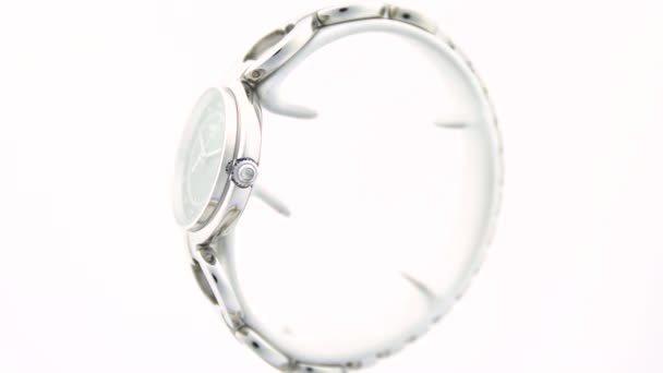 Le Locle, Suiza 15.01.2020 - Tissot mujer reloj caja de acero inoxidable, pulsera de metal, reloj mecánico de cuarzo suizo aislado, fabricación suiza soporte giratorio — Vídeos de Stock