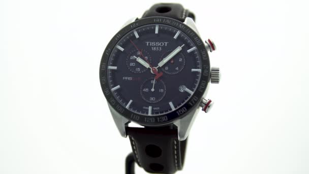 Le Locle, Швейцария 15.01.2020 - Чехол для часов Tissot из нержавеющей стали, черный циферблат с циферблатом, кожаный ремешок, швейцарские кварцевые механические часы — стоковое видео