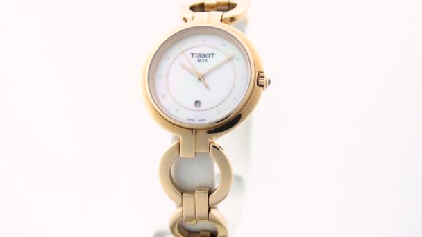 瑞士勒罗克，2020年1月15日- Tissot女士手表不锈钢外壳，PVD镀金白色钟表表盘，金属手镯，瑞士石英机械手表隔离，瑞士制造 — 图库视频影像