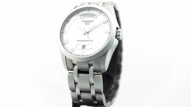 Le Locle, Suiza 15.01.2020 - Tissot mujer reloj caja de acero inoxidable, esfera blanca del reloj, pulsera de metal, reloj mecánico de cuarzo suizo aislado, fabricación suiza — Vídeo de stock