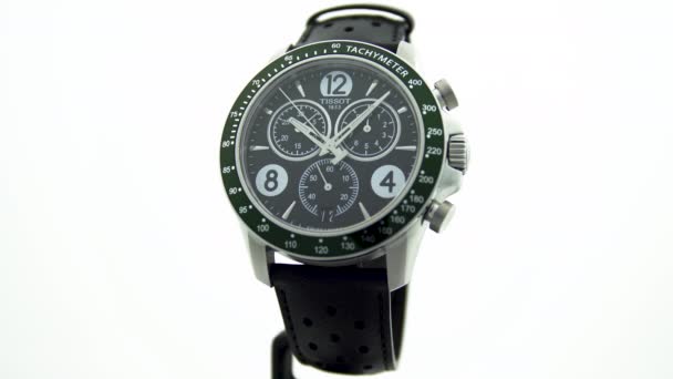 Le Locle, Švýcarsko 15.01.2020 - Tissot pánské hodinky nerezové pouzdro, černé hodiny čelní ciferník, kožený řemínek, švýcarský křemen mechanické hodinky izolované, švýcarská výroba — Stock video