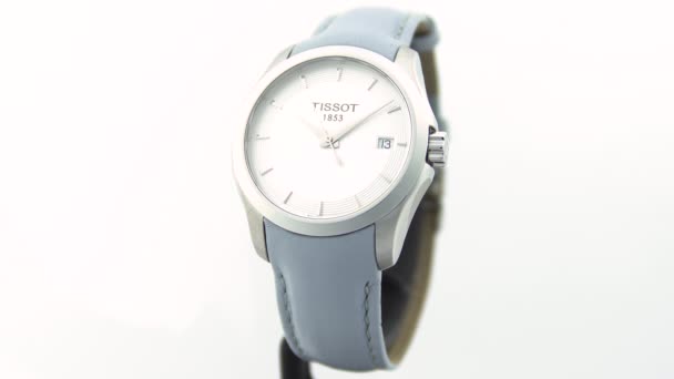 ル・ロックル、スイス15.01.2020 -スイスの時計の女性は、ステンレススチールケース、ホワイトクロックフェイスダイヤル、レザーストラップ、スイスのクォーツ機械式時計を隔離し、スイス製の製造を見て — ストック動画