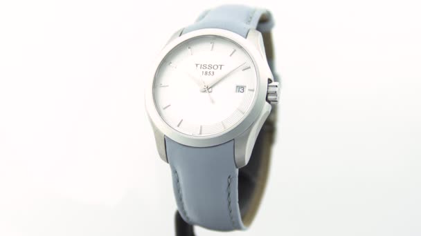 Le Locle, Suisse 15.01.2020 - Tissot femme montre boîtier en acier inoxydable, cadran blanc, bracelet en cuir, montre mécanique à quartz suisse isolé, fabrication suisse — Video