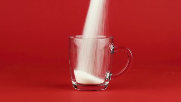 Verser la tasse de sucre verre tourné fond épais rouge fond contrasté. Concept — Video