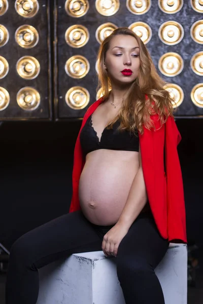 Sesión de moda de mujer embarazada hermosa posando para sesión de fotos en el estudio —  Fotos de Stock