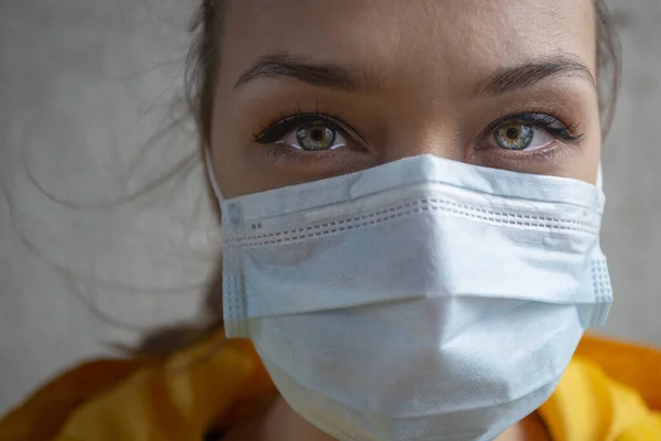 Hermosa chica en máscara médica en un edificio abandonado aislado en cuarentena — Foto de Stock