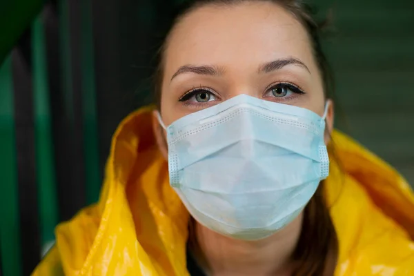 Terk edilmiş bir binada tıbbi maskeli güzel bir kız karantinaya alındı. — Stok fotoğraf