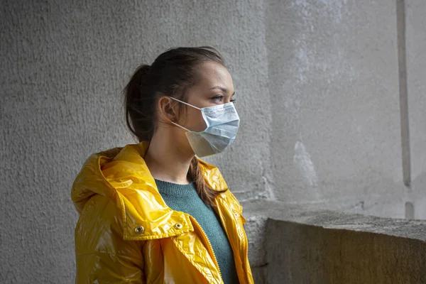 Chica europea infectada con el virus sars-cov-2 en máscara médica protectora en la cara —  Fotos de Stock