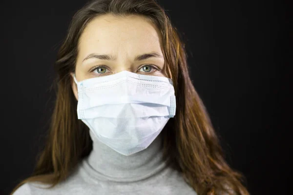 Retrato de mulher em máscara médica close-up estúdio preto tiro isolado — Fotografia de Stock