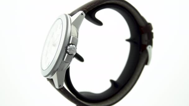 Le Locle, Suíça 15.01.2020 - Tissot homem caixa de relógio de aço inoxidável, mostrador branco cara de relógio, pulseira de couro, relógio mecânico de quartzo suíço isolado, suíço fabricado — Vídeo de Stock