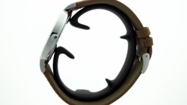 Le Locle, İsviçre 15.01.2020 - Tissot adam paslanmaz çelik çanta, beyaz saat yüz arama, deri kayış, İsviçre kuvars mekanik saati izole, İsviçre yapımı