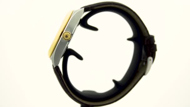 Le Locle, Ελβετία 15.01.2020 - Tissot γυναικείο ρολόι από ανοξείδωτο χάλυβα περίπτωση, χρυσό PVD επίστρωση λευκό ρολόι πρόσωπο καντράν, δερμάτινο λουράκι, ελβετικό χαλαζία μηχανικό ρολόι απομονωμένο, ελβετική κατασκευή — Αρχείο Βίντεο
