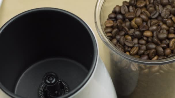 Fouetter et chauffer le lait en mousse pour cappuccino dans la mousse électrique à la maison — Video