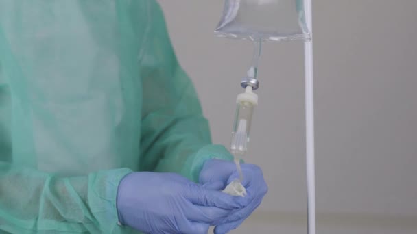 Sistema de enchimento para perfusão intravenosa. Enfermeira coloca um IV com paciente de medicina . — Vídeo de Stock